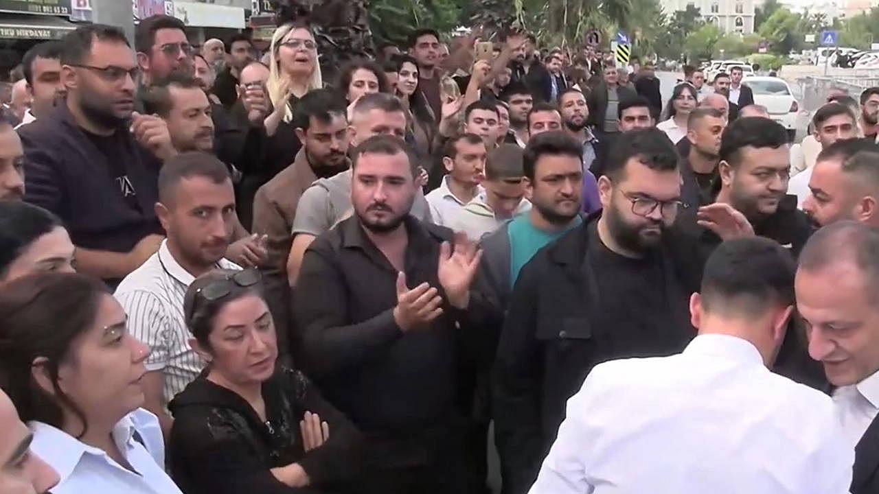Mersin adliye önünde Vahap Seçer'e destek gösterisi yapıldı