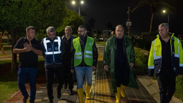 Mersin'de akşam saatlerinde sağanak yağmur etkili oldu