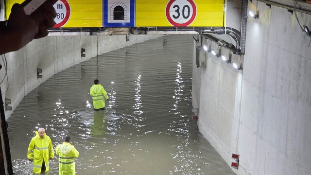 Mersin'de akşam yağmuru su taşkınlarına yol açtı
