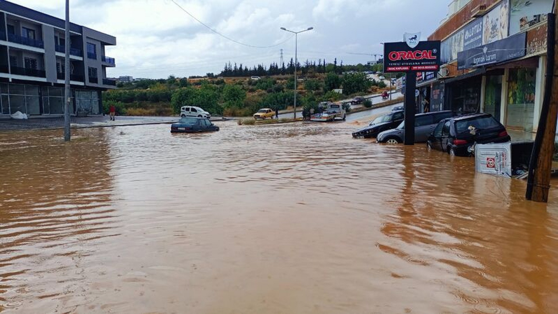 Mersin'de aşırı yağış yolları göle döndürdü