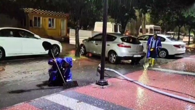 Mersin'de belediye ekipleri su tahliye çalışması yaptı