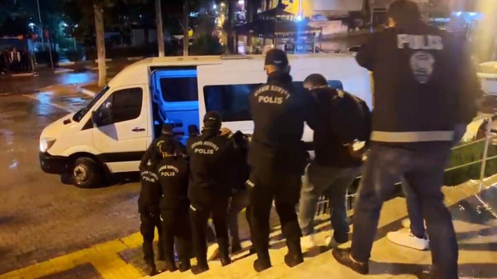 Mersin'de fuhuş operasyonunda 6 kişi tutuklandı