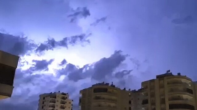 Mersin'de gece yarısı şimşekler gündüzü andırdı