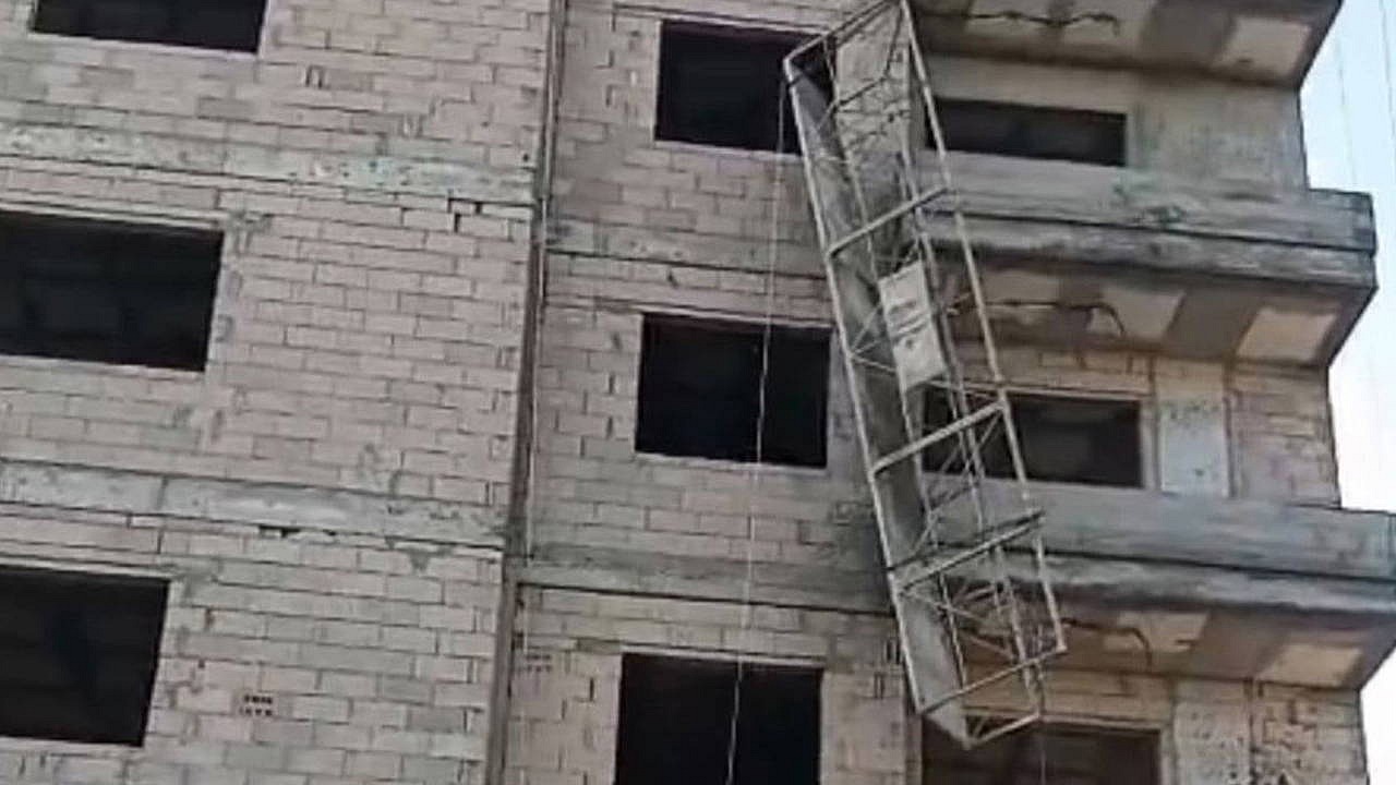 Mersin'de inşaat işçileri iskeleden düştü: 1 ölü, 1 yaralı