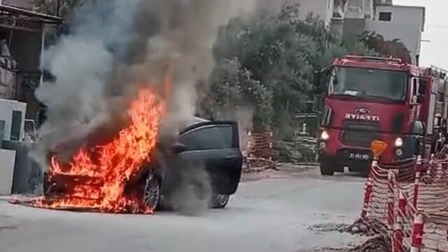 Mersin'de park halindeki otomobil yandı