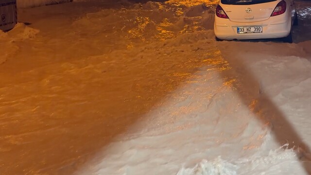 Mersin'de sağanak yağış nedeniyle su baskınları yaşandı