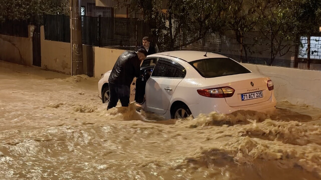 Mersin'de sağanak yağış, su baskınlarına yol açtı