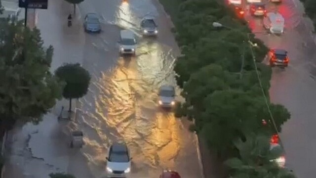 Mersin'de sağanak yağış trafiği aksattı, su baskınları oluştu
