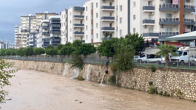 Mersin'de şiddetli yağış devam ediyor, su birikintileri oluştu