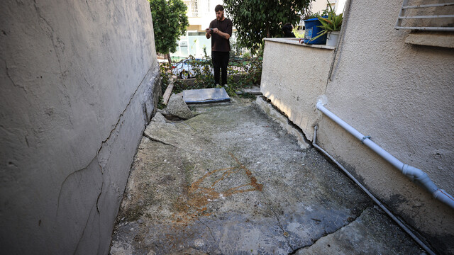 Mersin'deki çatlak nedeniyle tahliye edilen apartman inceleniyor