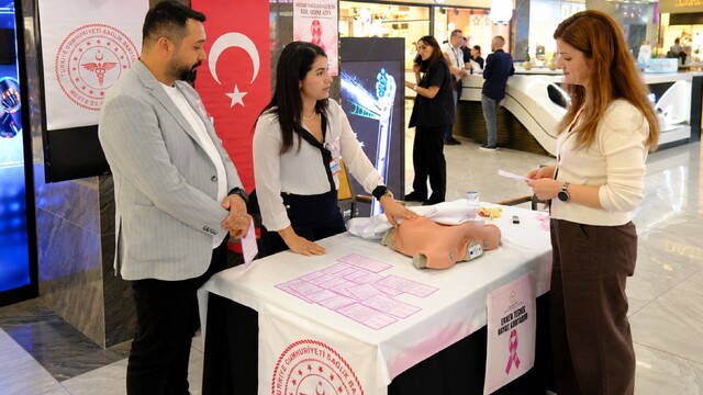 Mersin Şehir Hastanesi'nden meme kanseri farkındalık standı