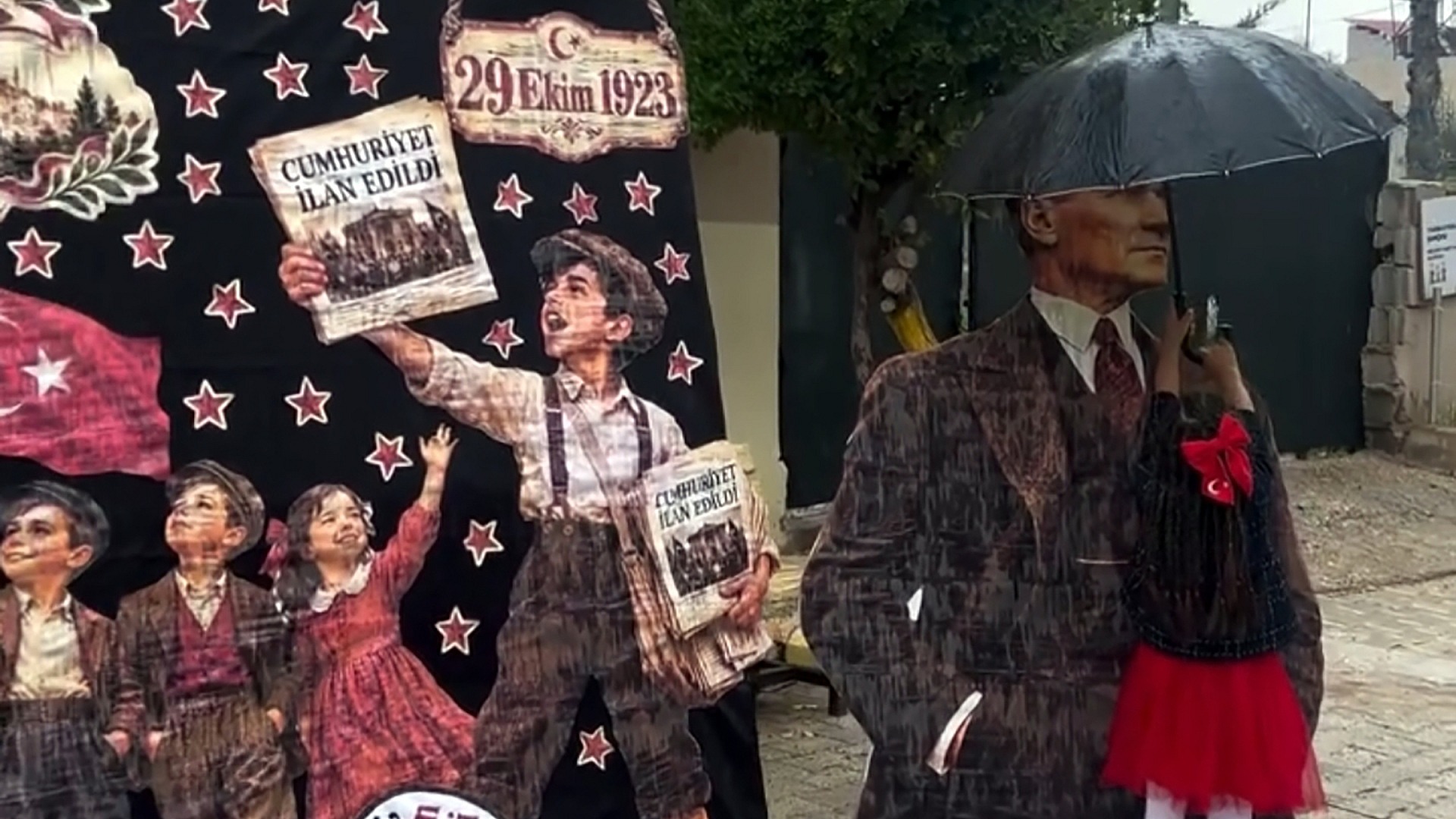 Meryem Birce Bahtiyar, Atatürk maketini şemsiyesiyle korudu
