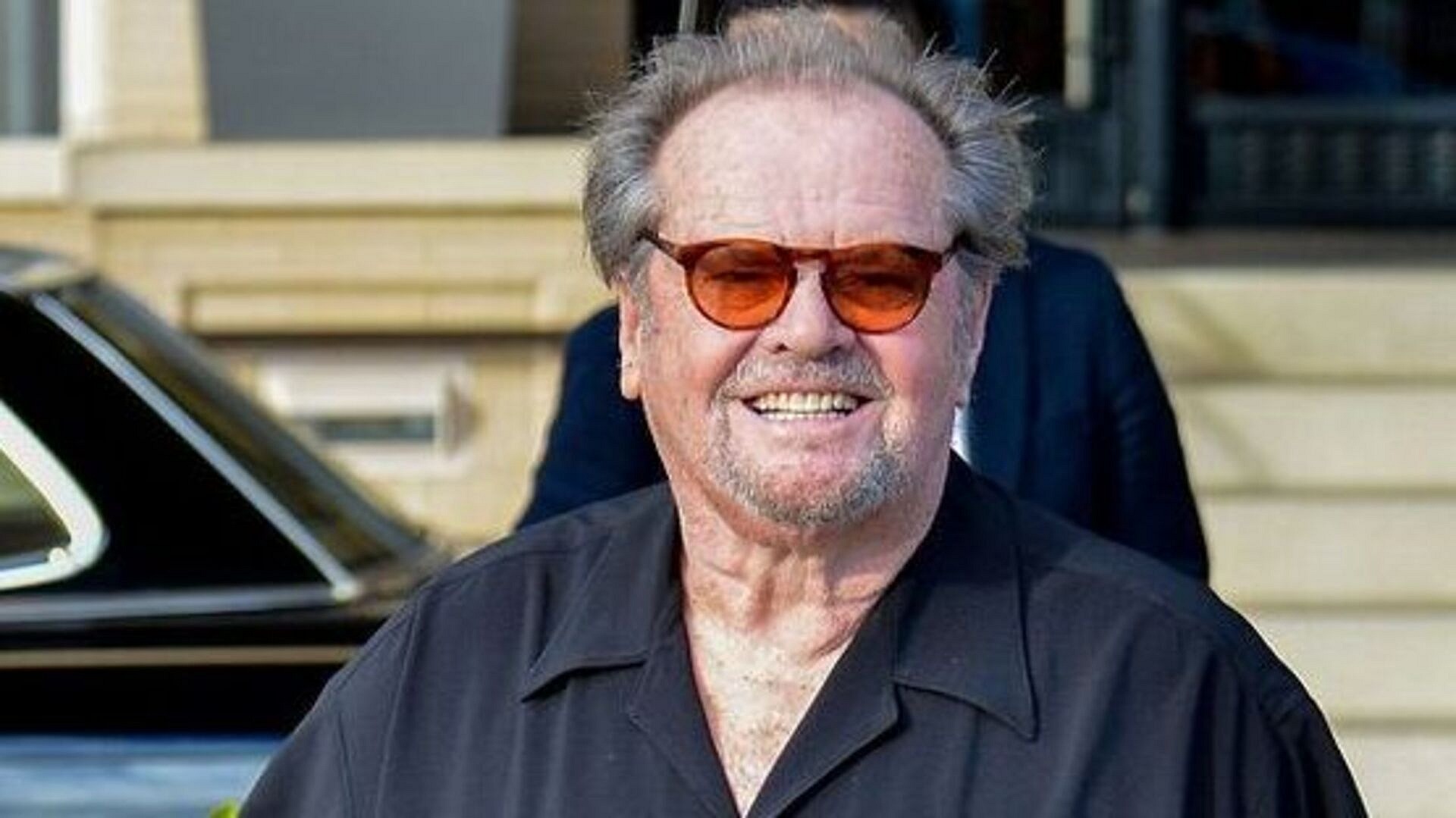 Michael Douglas, Jack Nicholson'ın evinin önünde dolaştı