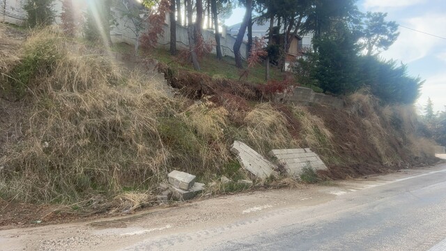 Mudanya'da yağışlar duvarı yıktı, yol tehlikeye girdi