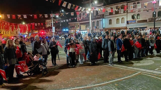 Mudurnu'da Cumhuriyet Bayramı fener alayı ile kutlandı