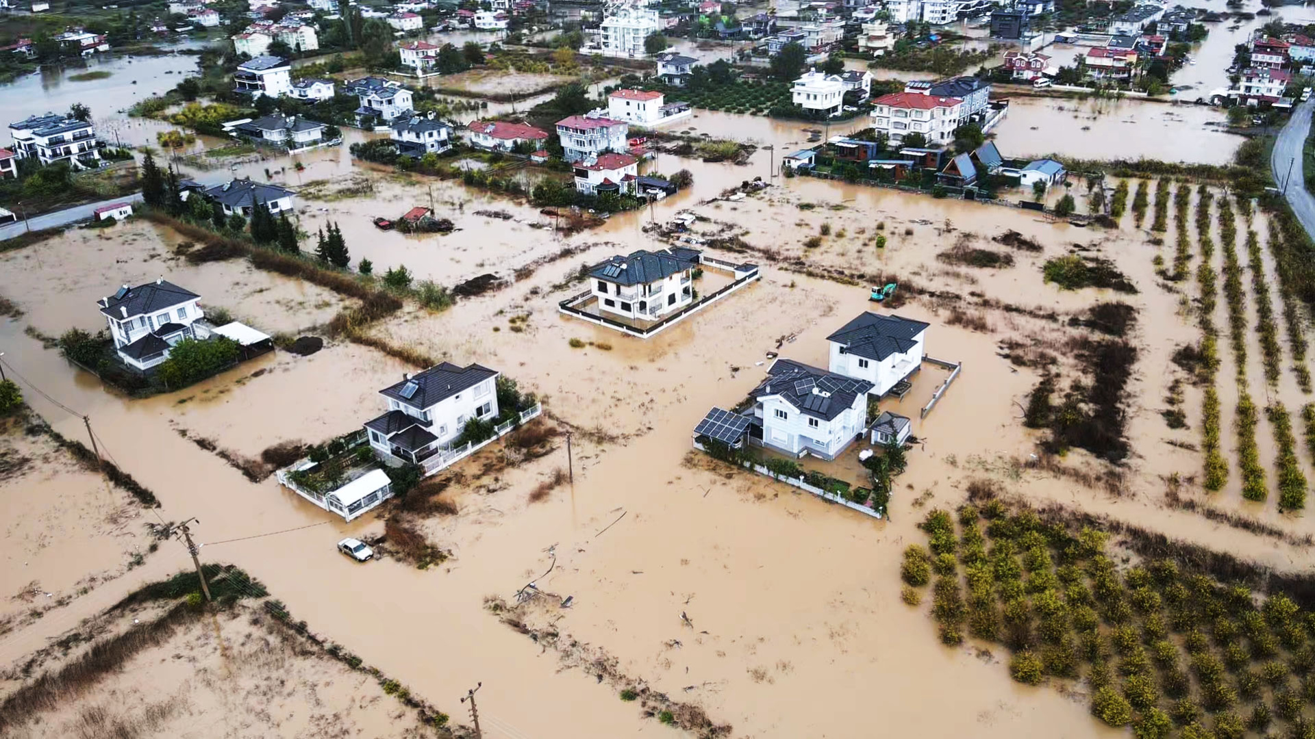 Muğla'da sel nedeniyle evler ve tarım arazileri su altında