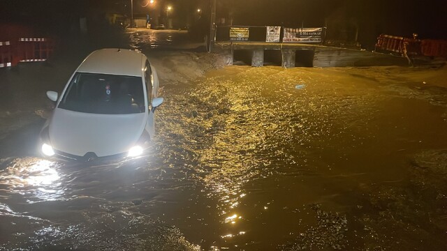 Muğla'da yağış sonrası yol çöktü, araç mahsur kaldı