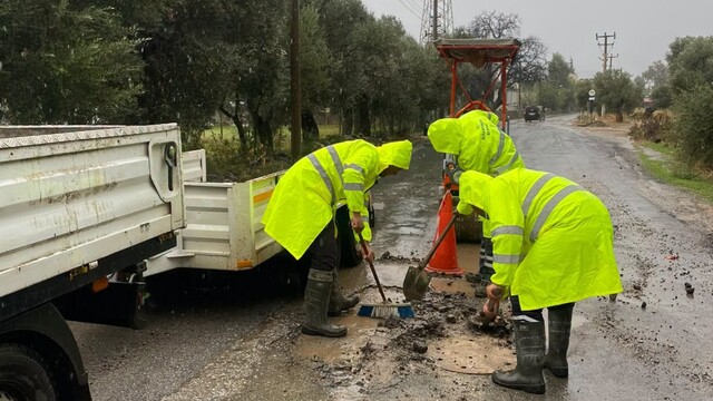 Muğla'da yağmur sonrası belediye ekipleri çalışmalara başladı