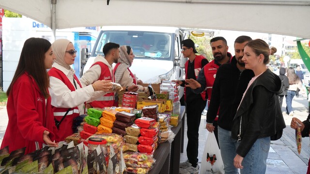 Muş'ta Türk Kızılay İyilik Çarşısı kuruldu