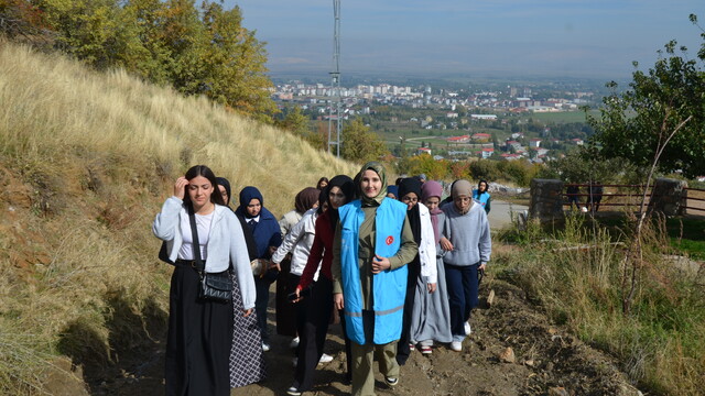 Muş'taki lise öğrencileri doğa yürüyüşünde buluştu