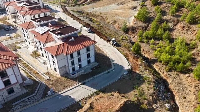 MUSKI, Fethiye'deki TOKI konutlarına su hattı yapıyor