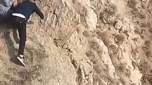 Narman'da gençler kayalıklarda mahsur kalan koyunu kurtardı