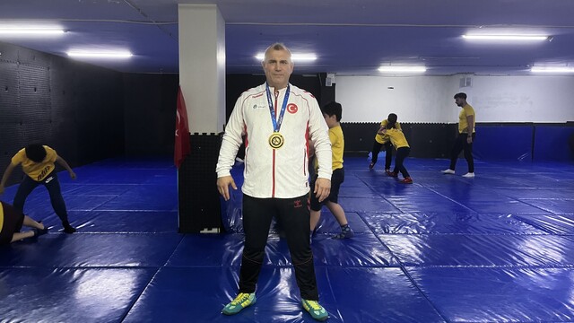 Nazmi Kahveciler, şampiyonluğu öğrencilerine armağan etti