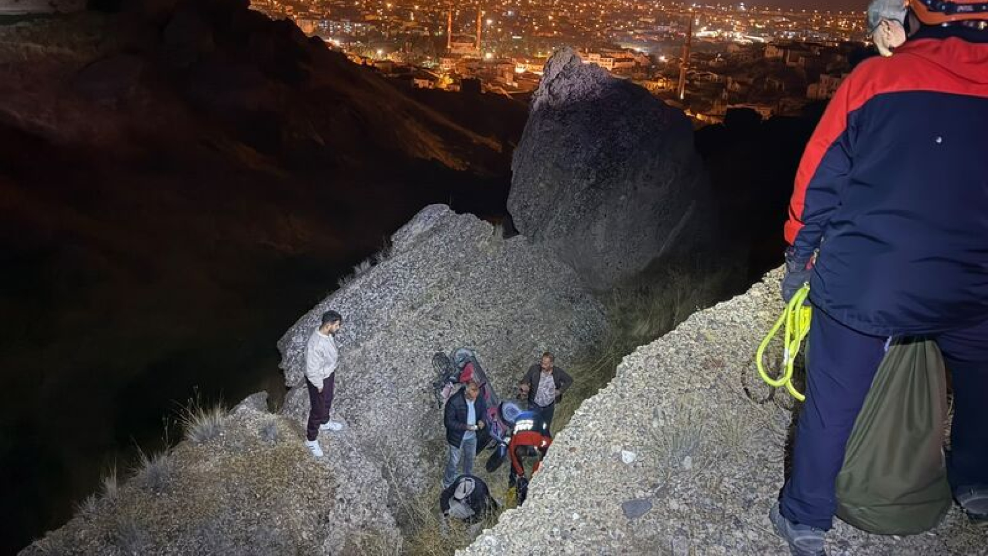 Nevşehir'de motosikletli adam uçurumdan düştü ve kurtarıldı