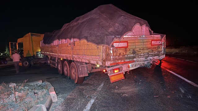 Nevşehir'de tıra çarpan otomobildeki 2 kişi yaşamını yitirdi