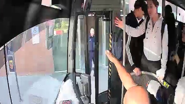 Niğde'de halk otobüsü şoförü, öğrenciyi hastaneye yetiştirdi