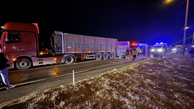 Niğde'de tıra çarpan kamyonet sürücüsü yaralandı