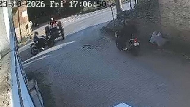 Ödemiş'te motosiklet traktöre çarptı, sürücü ağır yaralandı