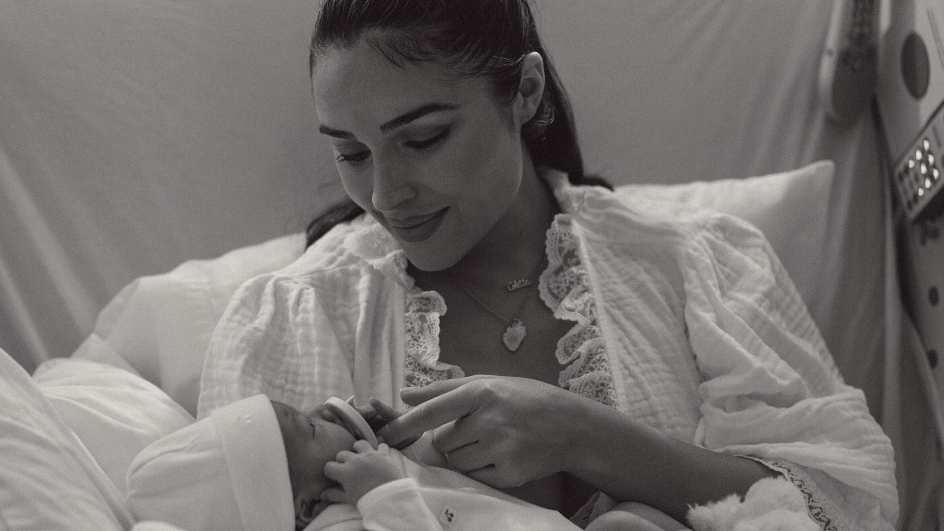 Olivia Culpo ve Christian McCaffrey ikinci çocuklarını karşıladı