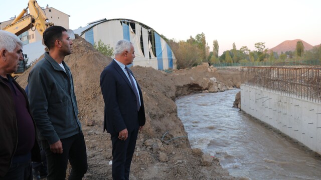 Oltu'da Oltu Çayı üzerine yeni köprülerin yapımına başlandı