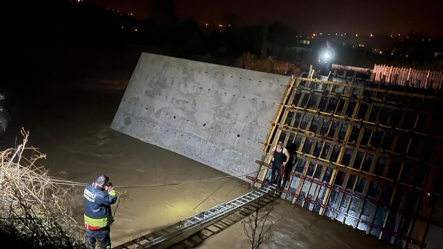 Ordu'da ırmakta mahsur kalan operatör kurtarıldı