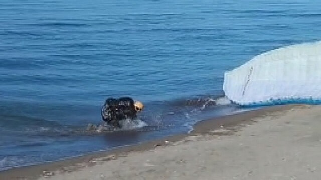 Ordu'da yamaç paraşütçüsü rüzgar nedeniyle denize iniş yaptı