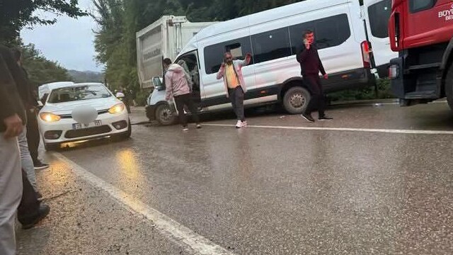 Ordu'da yolcu minibüsü ile kamyon çarpıştı: 1 ölü, 23 yaralı