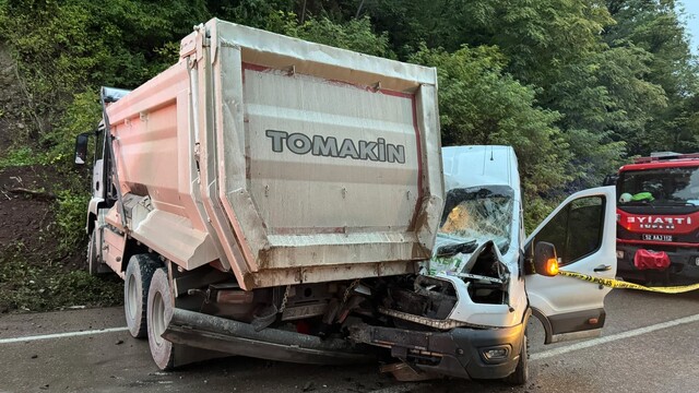 Ordu'da yolcu minibüsü kamyonla çarpıştı: 1 ölü, 23 yaralı
