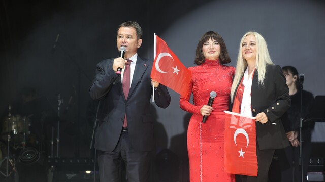 Osmangazi'de Cumhuriyet coşkusu Göksel'in şarkılarıyla