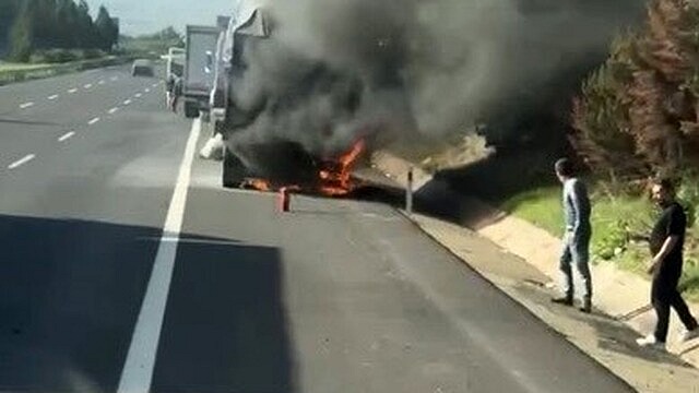 Osmaniye'de yem yüklü tırda yangın çıktı, itfaiye söndürdü