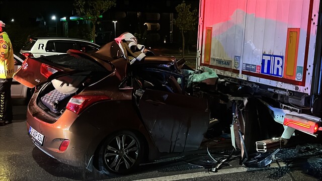 Otomobilin tıra çarpması sonucu 2 kişi yaralandı