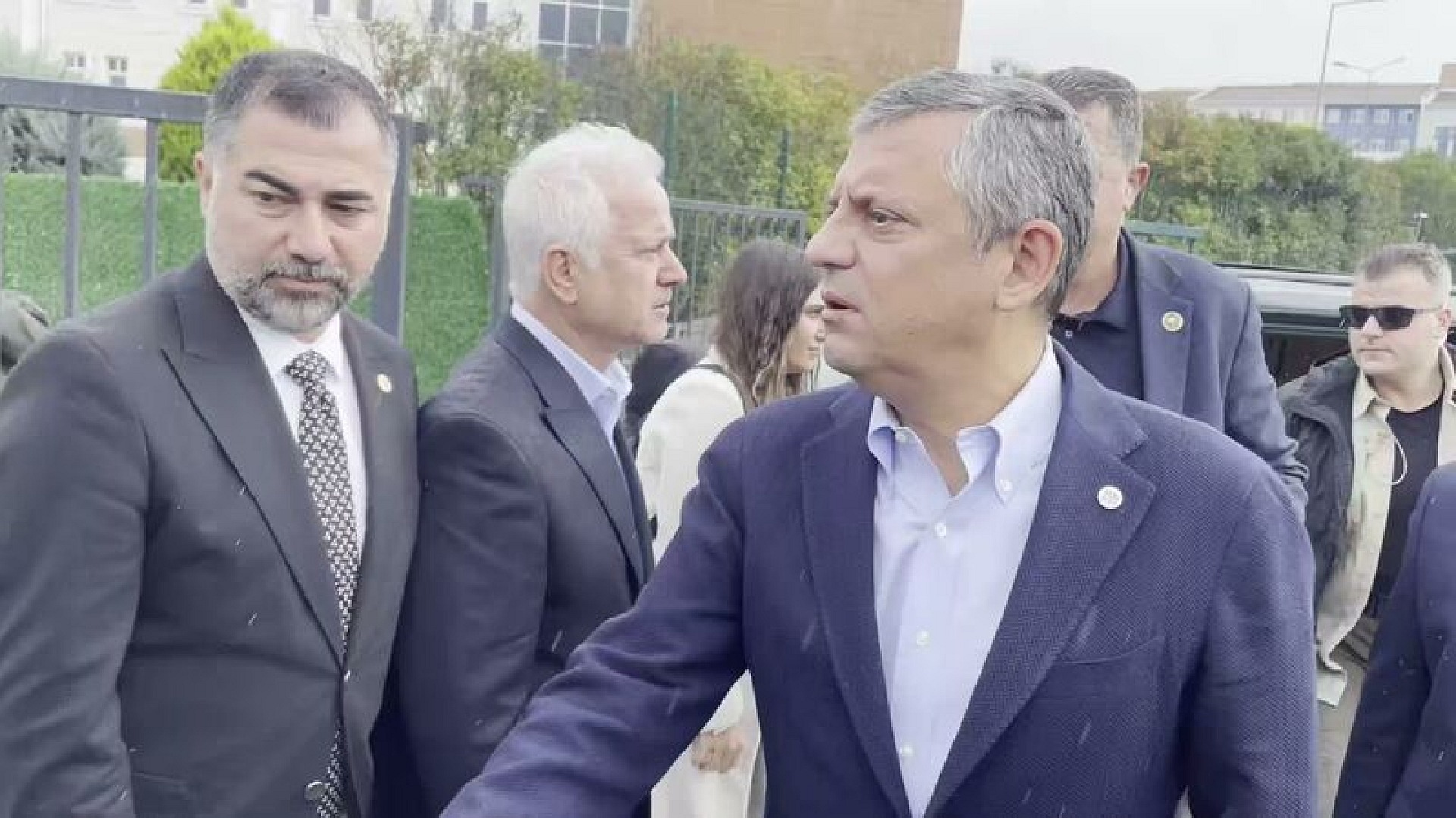Özel, Halk TV çalışanlarına dayanışma ziyaretinde bulundu