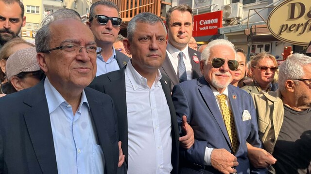 Özgür Özel, İzmir'de gazetecilerin yürüyüşüne katıldı