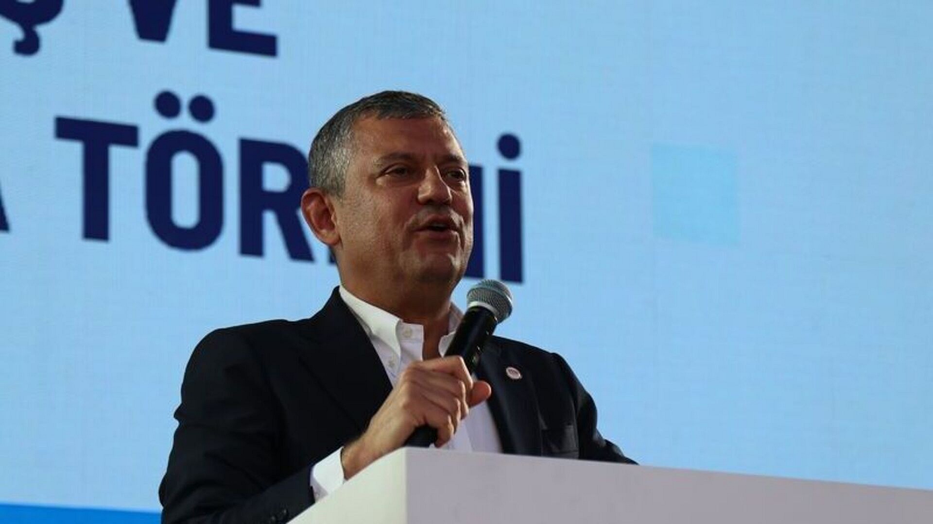 Özgür Özel, Ümit Kocasakal'ı yeni görevi için tebrik etti