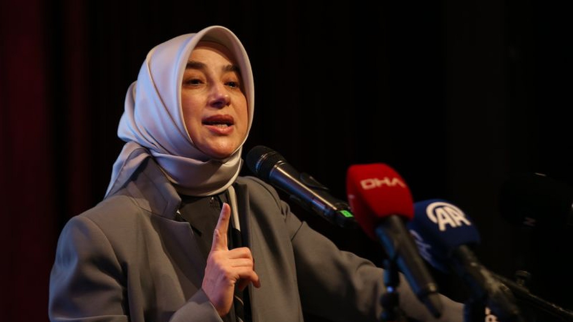 Özlem Zengin'den Özgür Özel'e sosyal medyadan yanıt