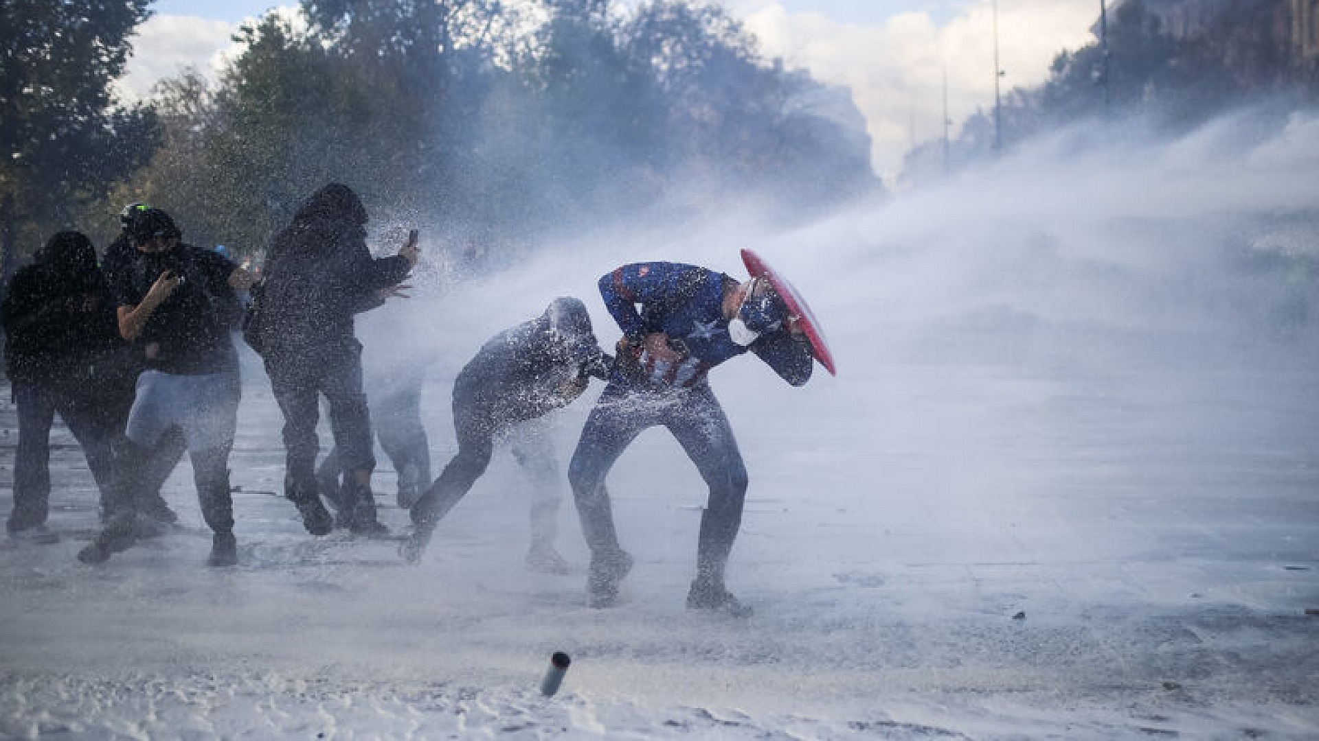 Paris'te protestolar sürerken gerginlik tırmanıyor
