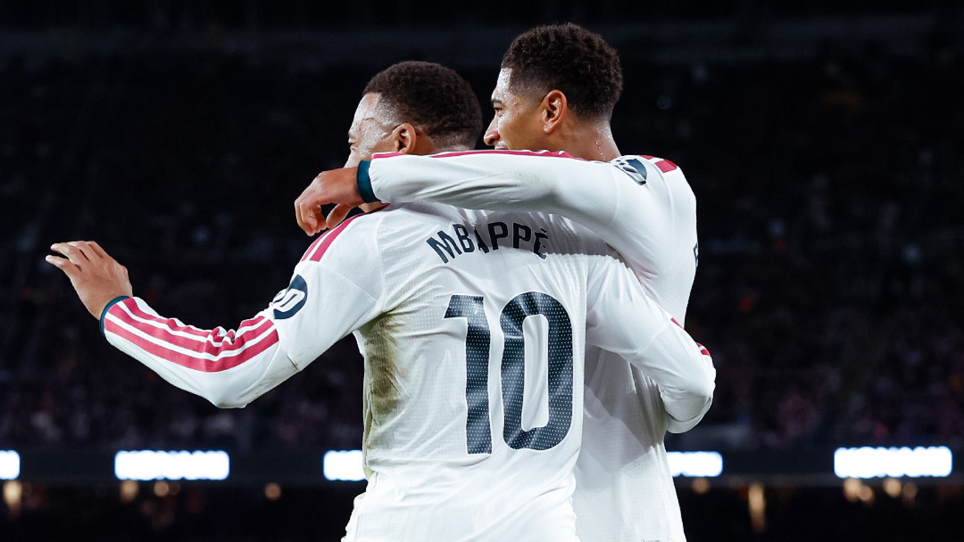 Real Madrid, El Clasico'da Barcelona'yı 2-1 ile geçti