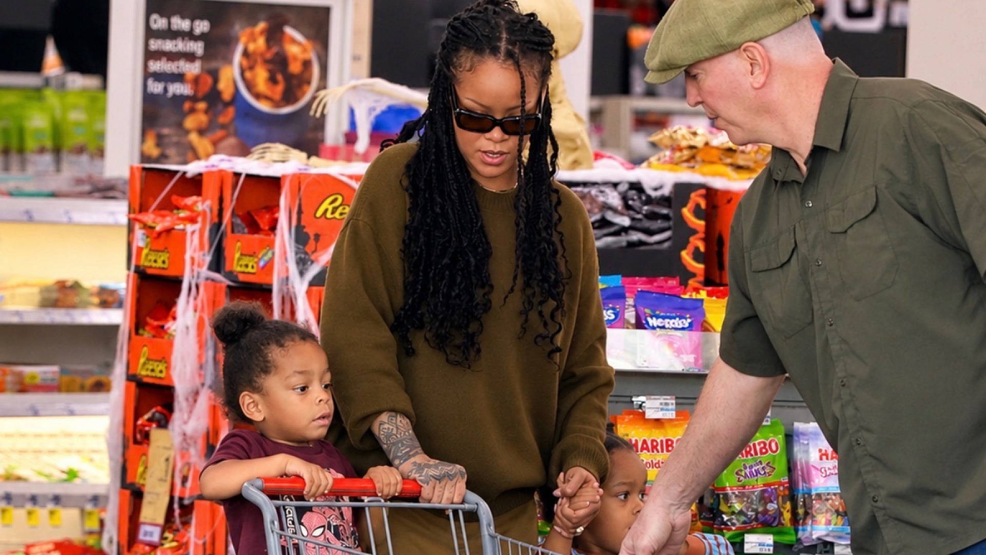 Rihanna, çocuklarıyla Cadılar Bayramı alışverişinde