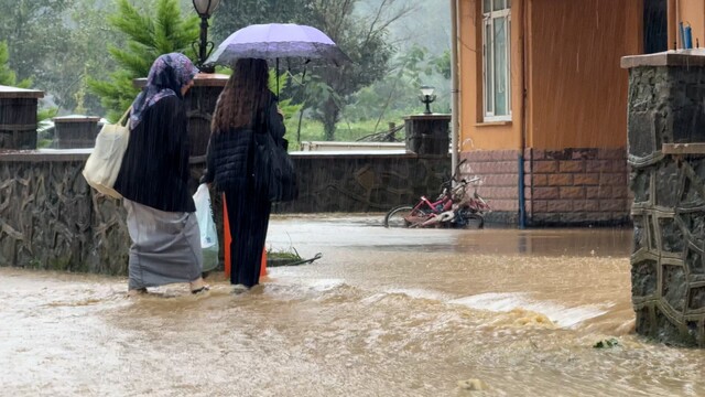 Rize Pazar'da şiddetli yağışlar hayatı etkiledi