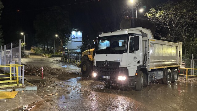 Rize'nin Çayeli ilçesinde sağanak yağış yolları kapattı